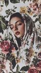 頭戴花飾的閉眼優雅女子