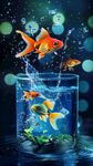 金魚躍出玻璃杯的奇幻瞬間