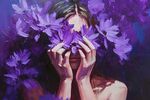 紫花掩面的神秘女性形象
