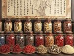 傳統(tǒng)中藥鋪的豐富藥材展示