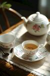 精致花卉茶具與杯中香茗