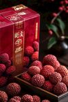 紅色禮盒裝荔枝誘人呈現(xiàn)