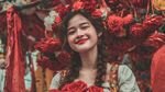 花飾少女的燦爛笑顏