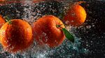 橙子入水濺起晶瑩水花