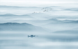 中式意境水墨山水画