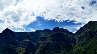 青山和藍(lán)天白云
