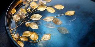 金色葉飾于深藍盤上