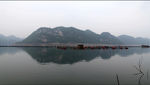 山水画 湖面 网箱 远山 高清