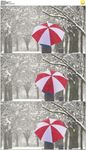 撑伞在雪花中慢步