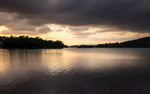 夕阳下平静的湖面 延时摄影视频