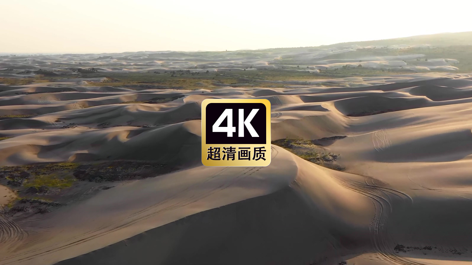 航拍沙漠赛车队