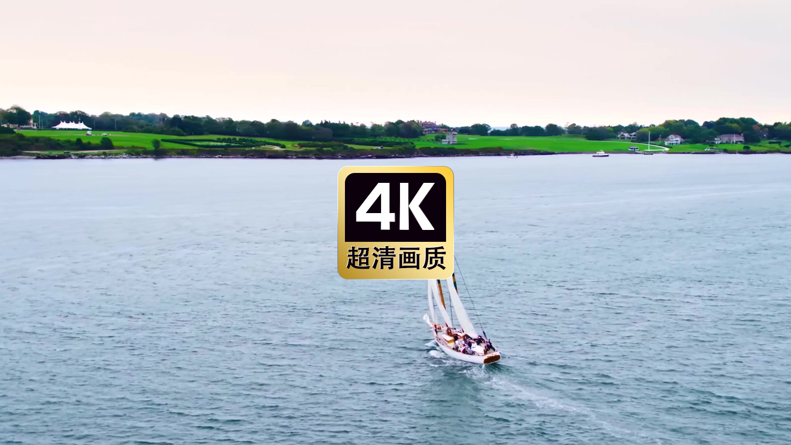 航拍海上航行的帆船