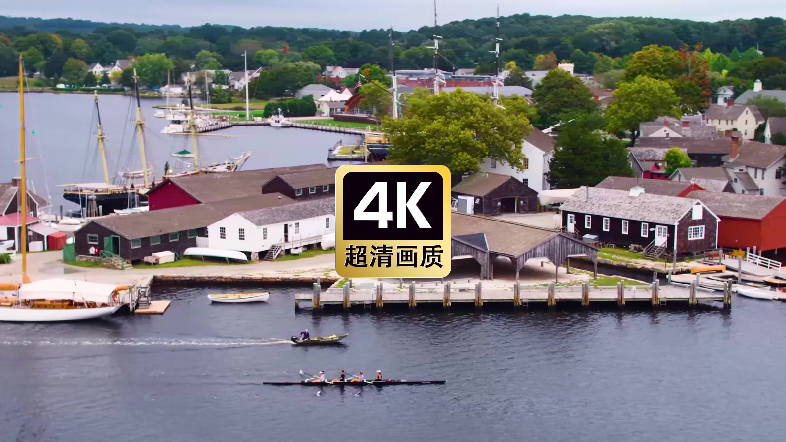 航拍海边小镇划船的人