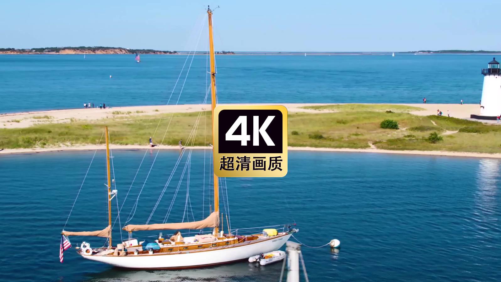 航拍海岸边上的帆船