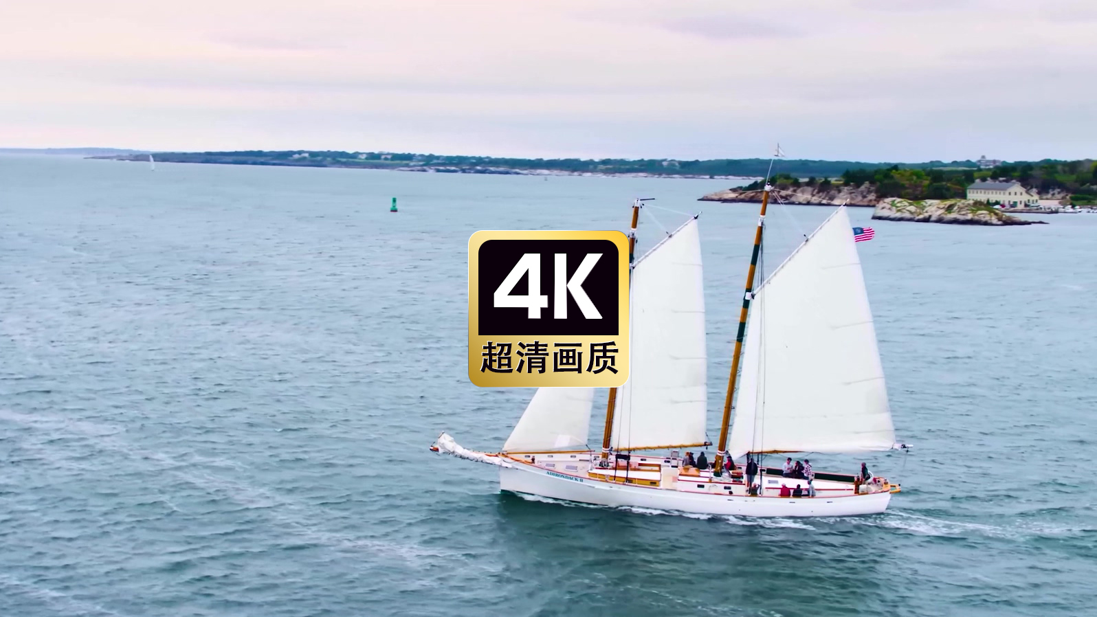 航拍海上航行的帆船