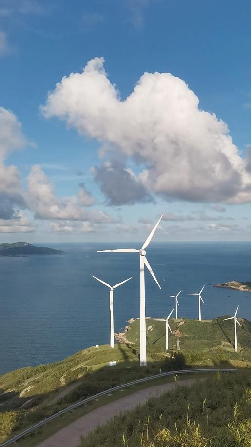 江上川岛大海蓝天白云电力风电场