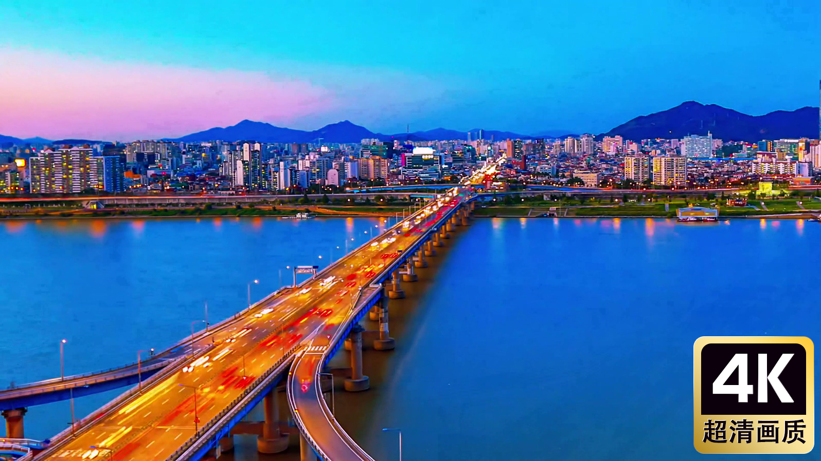 夜晚城市大桥穿行的车流