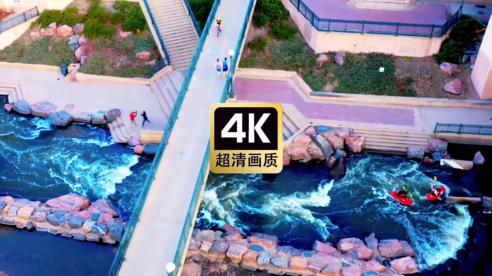 河流两旁晨练的人群