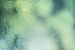 落在窗户玻璃上的雨点水珠