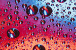 落在窗户玻璃上的雨点水珠
