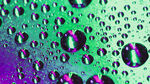 落在窗户玻璃上的雨点水珠