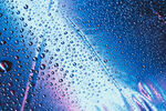 落在窗户玻璃上的雨点水珠