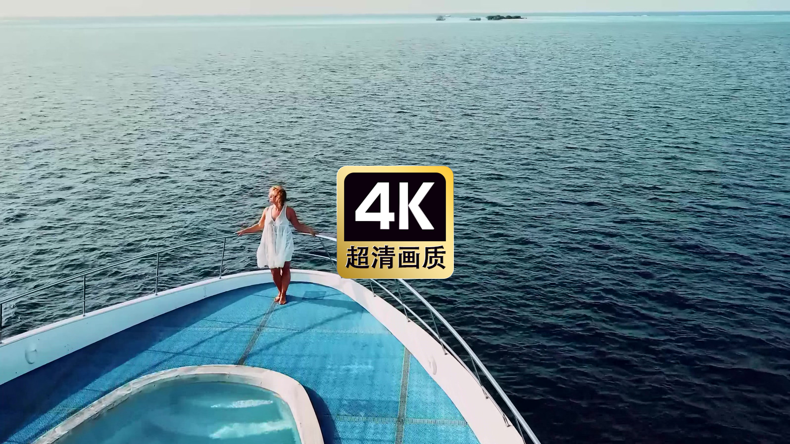 航拍游艇上看海的美女