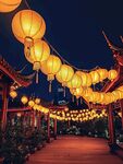 夜幕中的中国传统灯笼之旅