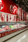 超市鲜肉陈列区肉类丰富