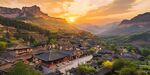 夕阳下的古朴山间村落