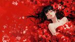 少女躺于繁花之中