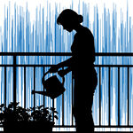 阳台浇花的女性剪影