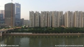 航拍河滨居民楼