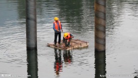 中铁铁建工人水上作业钢栈桥施工