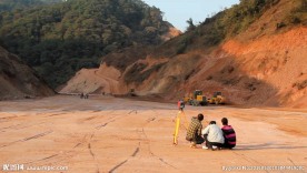 中铁铁建山体便道平整测量作业