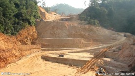 山体压路机挖掘机施工便道大干