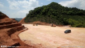 山体压路机挖掘机施工便道大干