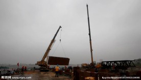 中铁铁建钢栈桥安全竞赛吊车施工