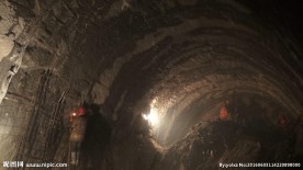 中铁铁建斜井隧道工夯实拱架电焊