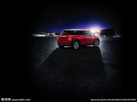 夜色中行驶的mini汽车