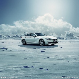 行驶在雪原上的汽车