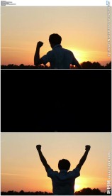 面向阳光举起双举起拳头欢呼跳跃