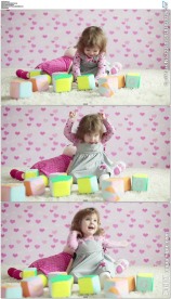 金发小女孩坐在地毯上玩