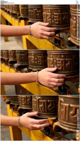 用手抚过佛教寺庙石钟