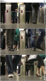 乘客通过地铁挡板闸机