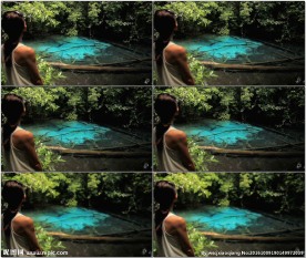 美女丛林清澈水潭