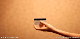 手持银行卡散落钞票