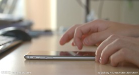 桌上玩Iphone手机