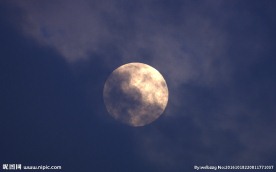 多云天气中的月亮