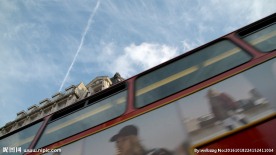 公交车走在牛津街